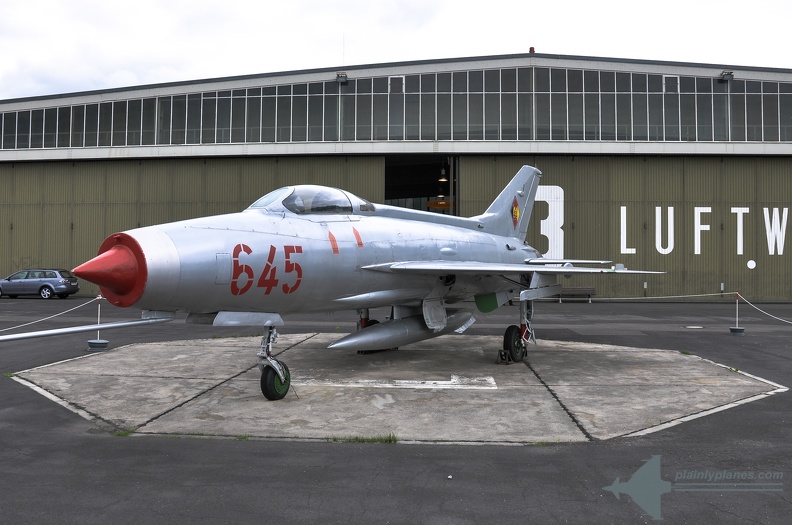 2010-06-13 12-16-37- original - LW Museum Gatow -Mikojan MiG-21 F13.jpg