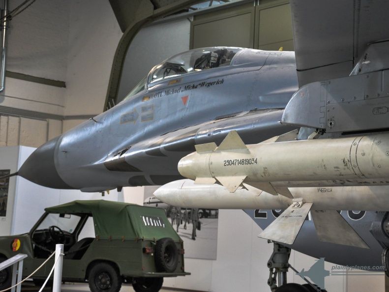 2010-06-13 14-09-22- original - LW Museum Gatow - Mikojan MiG-29